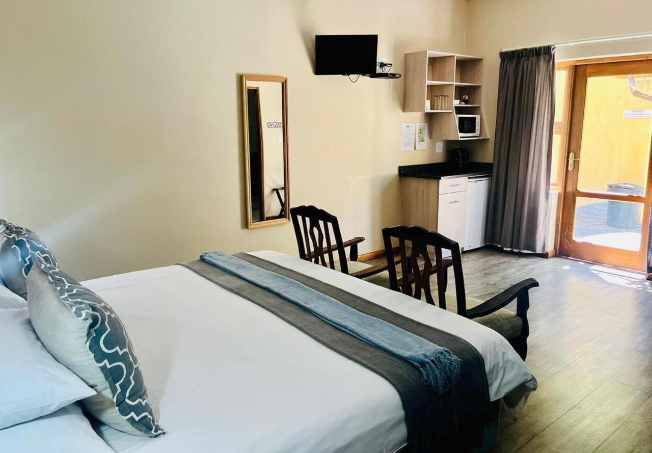 17 On Bird Guest House Beaufort West Exterior photo