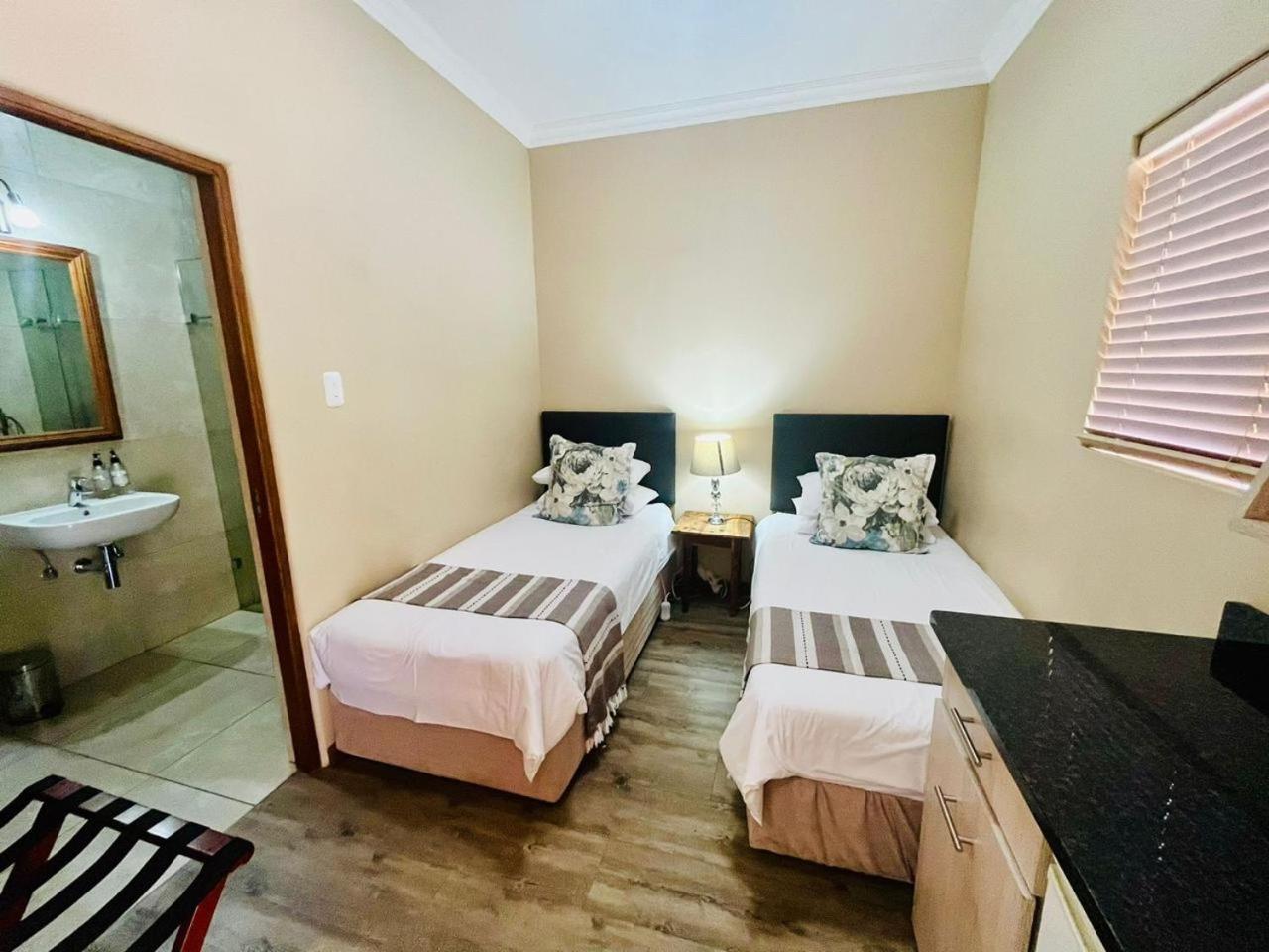 17 On Bird Guest House Beaufort West Exterior photo