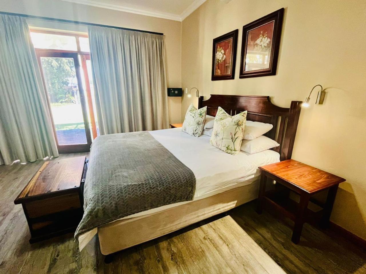 17 On Bird Guest House Beaufort West Exterior photo