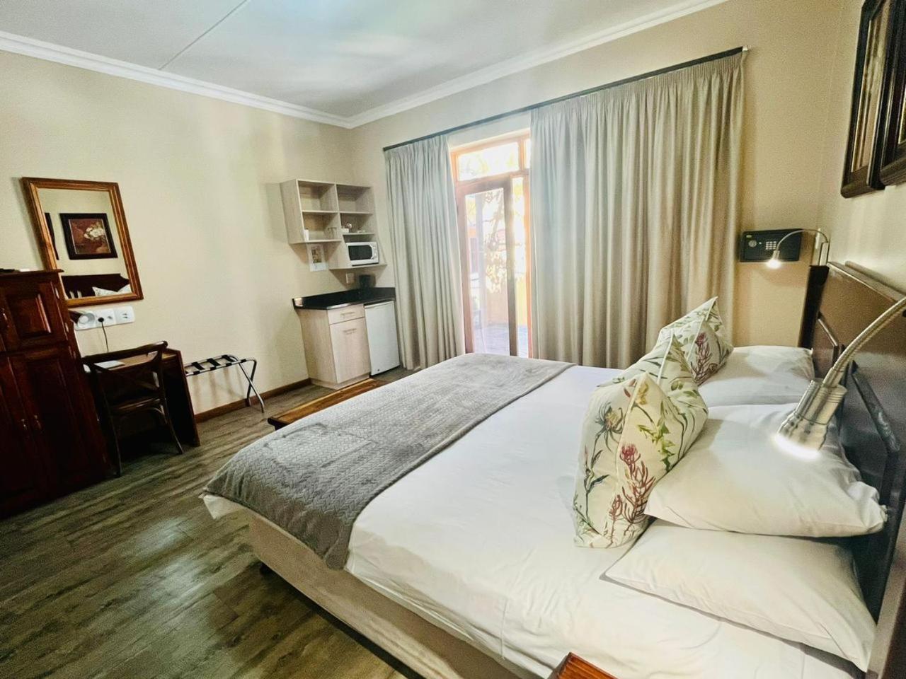 17 On Bird Guest House Beaufort West Exterior photo