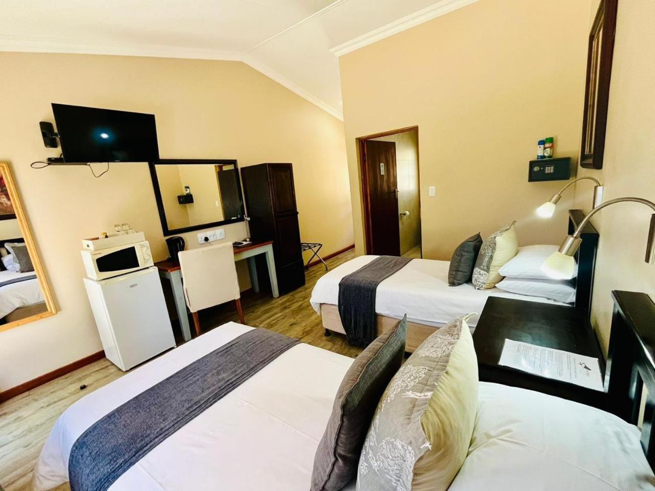 17 On Bird Guest House Beaufort West Exterior photo