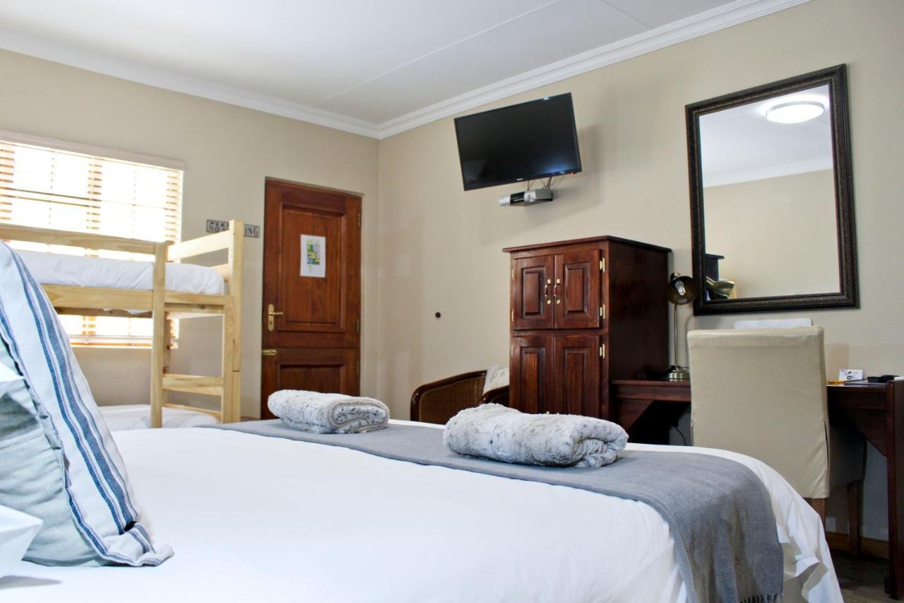 17 On Bird Guest House Beaufort West Exterior photo