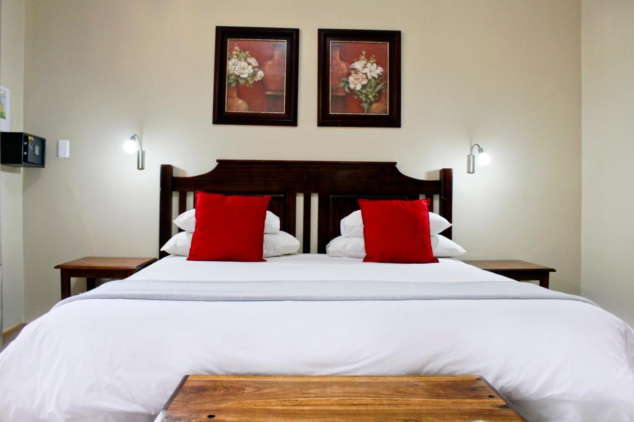 17 On Bird Guest House Beaufort West Exterior photo