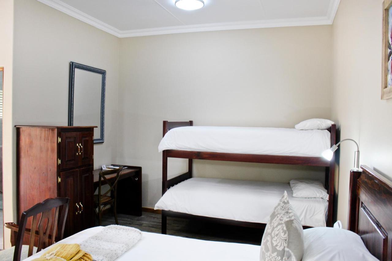 17 On Bird Guest House Beaufort West Exterior photo